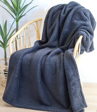 Load image into Gallery viewer, Casa Rosso Sherpa Throw Black 127X152CM - 664197